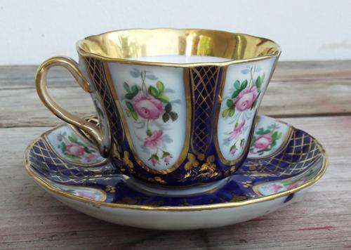 Lovely dark blue & gold teacup & saucer with pretty pink roses - no makers mark