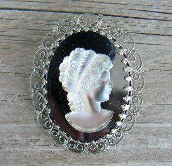 Large vintage Cameo-style brooch