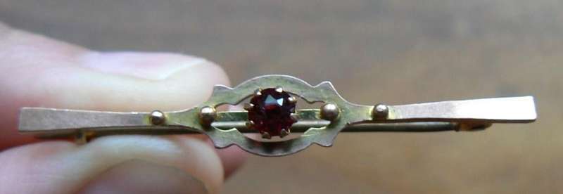 Vintage 9ct gold pin brooch / tie pin with unknown stone
