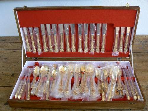 Stunning 124-piece 24 carat gold-plated stainless steel 12-place cutlery set in wooden box