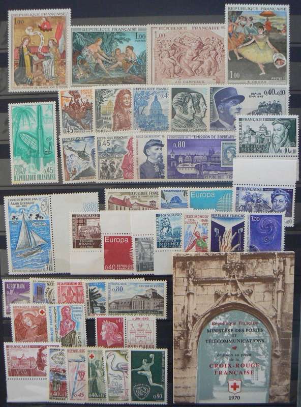 France 1970 lot of 41 MNH stamps + booklet - CV$45+