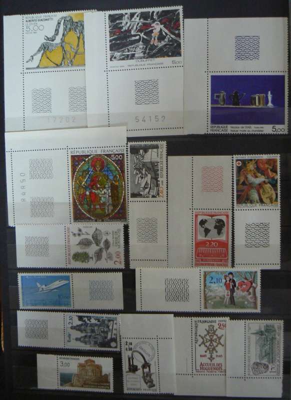 France 1985 lot of 55 MNH stamps + strip + 2 booklets - CV$140+