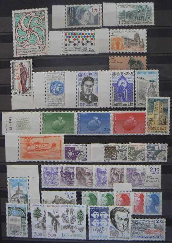 France 1985 lot of 55 MNH stamps + strip + 2 booklets - CV$140+