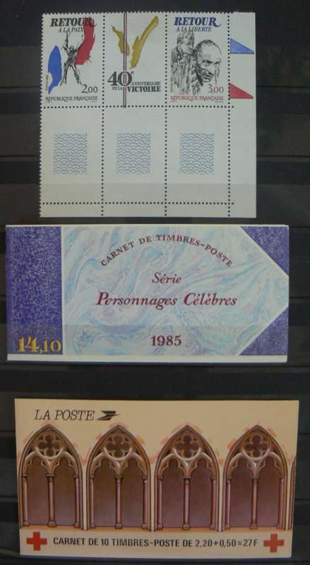 France 1985 lot of 55 MNH stamps + strip + 2 booklets - CV$140+