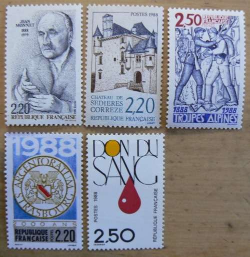 1988 France lot of 41 MNH stamps + 2 PhilexFrance 89 items + 4 booklets - CV$110