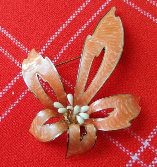 Exquisite vintage enamel brooch in gold-coloured setting