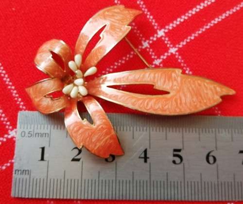 Exquisite vintage enamel brooch in gold-coloured setting