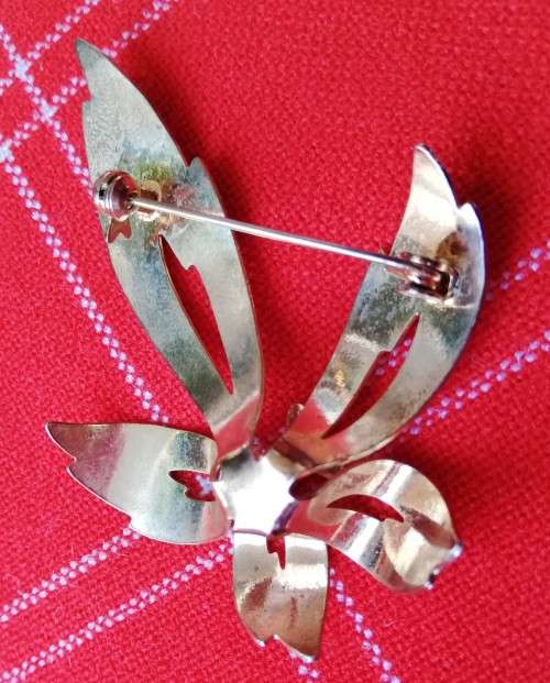 Exquisite vintage enamel brooch in gold-coloured setting