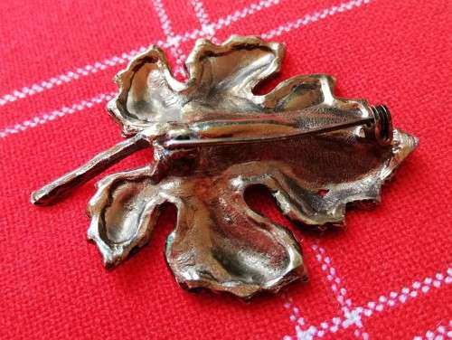 Vintage leaf-shaped brooch