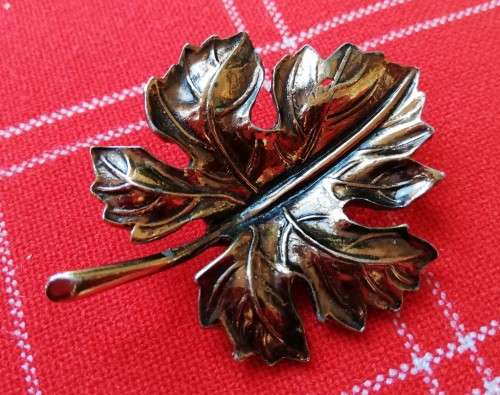 Vintage leaf-shaped brooch