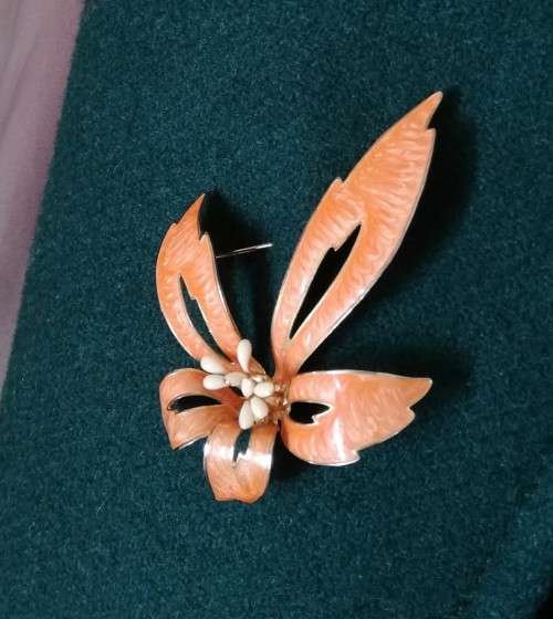 Exquisite vintage enamel brooch in gold-coloured setting