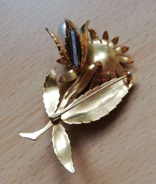 Vintage costume jewelery brooch - gold coloured with pearl-like beads