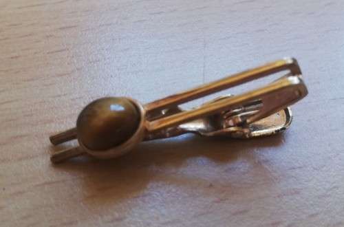 Vintage gold-coloured Tiger`s Eye tie pin