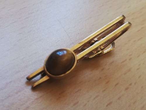 Vintage gold-coloured Tiger`s Eye tie pin