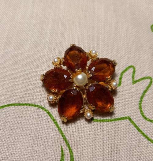 Pretty vintage costume brooch with light brown and pearl-like detail