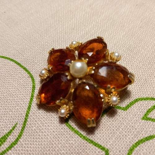 Pretty vintage costume brooch with light brown and pearl-like detail