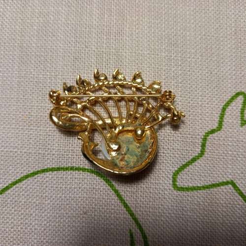 Gold-coloured vintage brooch with green inlay and diamante detail