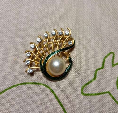 Gold-coloured vintage brooch with green inlay and diamante detail