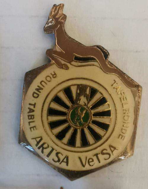 20 Round Table pin badges