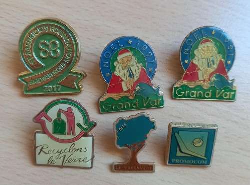 Lot of 40 vintage lapel pin badges - mostly French