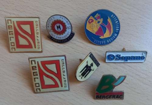 Lot of 40 vintage lapel pin badges - mostly French