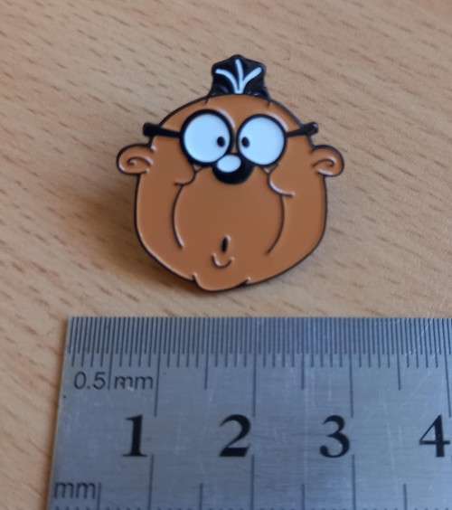 Dangermouse Penfold pin badge 1981