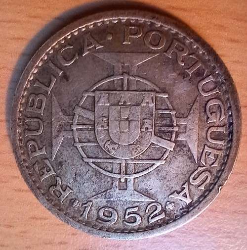 1952 Mozambique 72% silver 20 Escudos