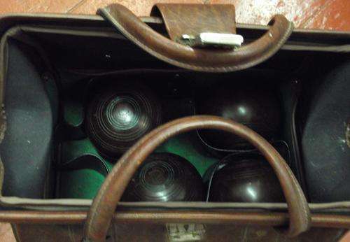 Henselite 4 vintage bowling balls in leather bag. Size 4 3/4 super grip - PRICE REDUCED!