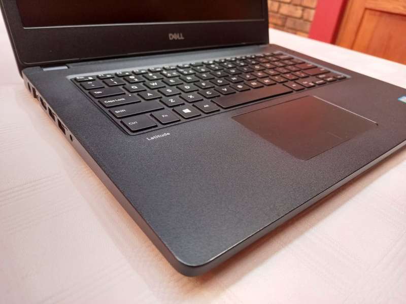 Dell Latitude Laptop - Intel i5 7th gen - 256GB SSD M.2 - 8GB - 14" FHD