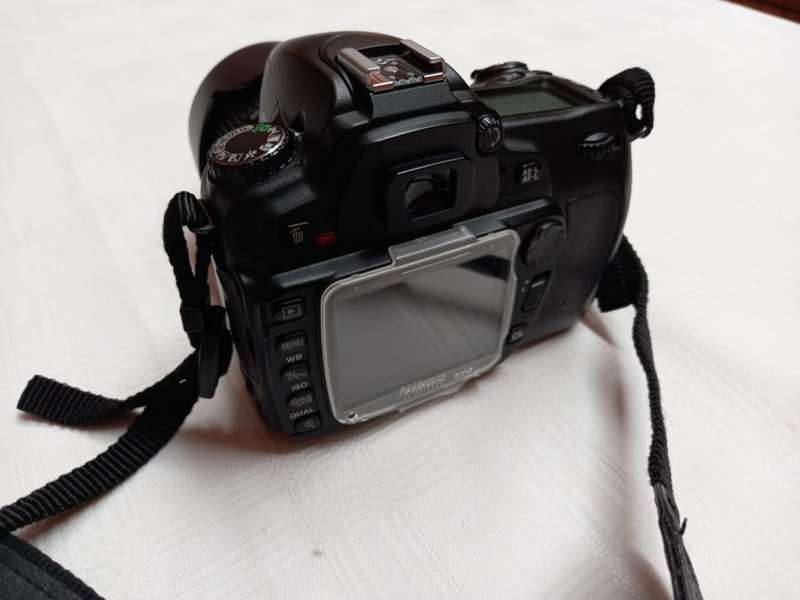NIKON D80 Digital SLR CAMERA 10.2MP with lens, bag, charger and 2nd battery
