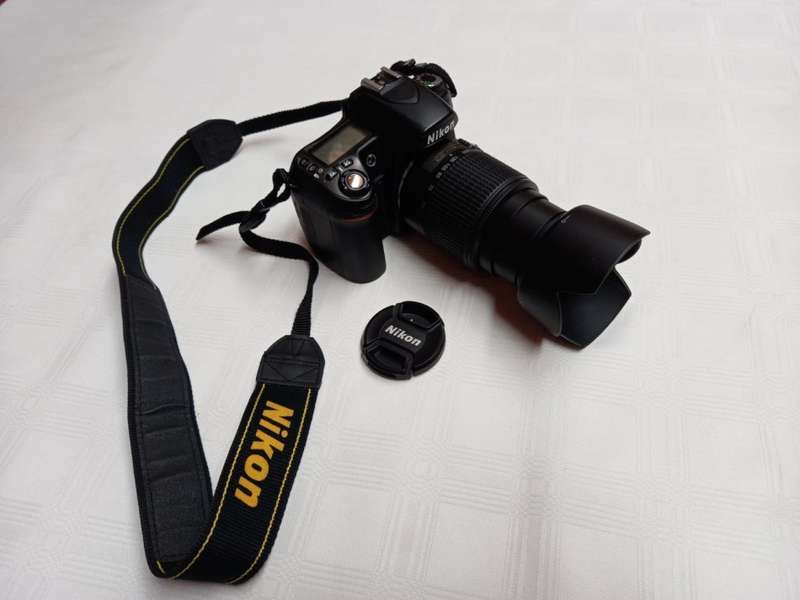 NIKON D80 Digital SLR CAMERA 10.2MP with lens, bag, charger and 2nd battery