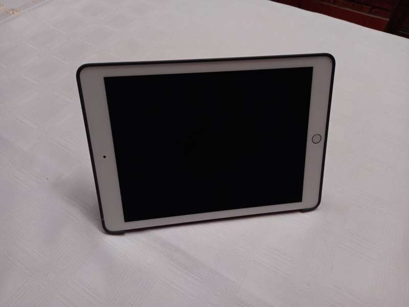 Ipad Pro 9.7" - 128GB - Touch ID - 4G / LTE - MINT Condition