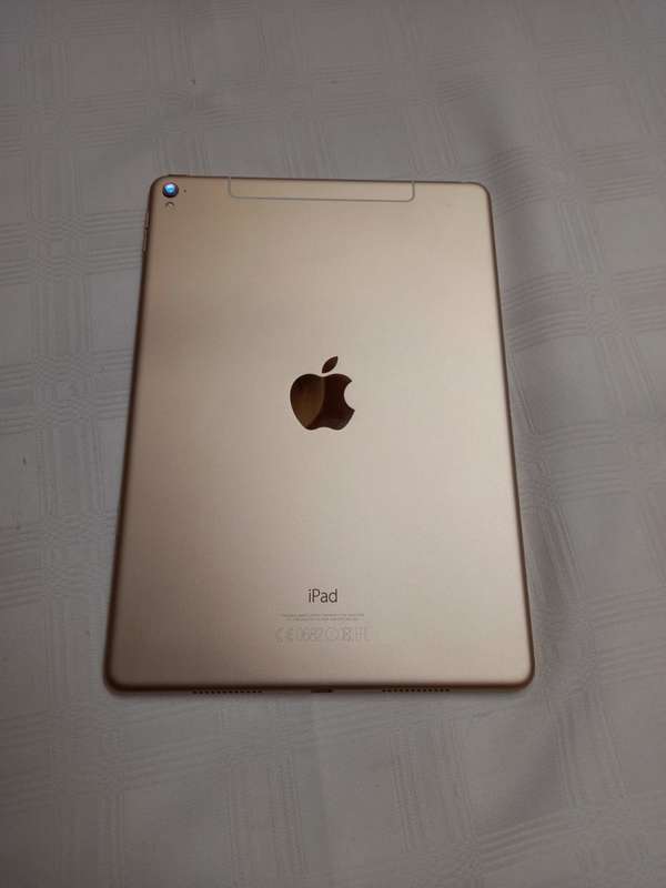 Ipad Pro 9.7" - 128GB - Touch ID - 4G / LTE - MINT Condition