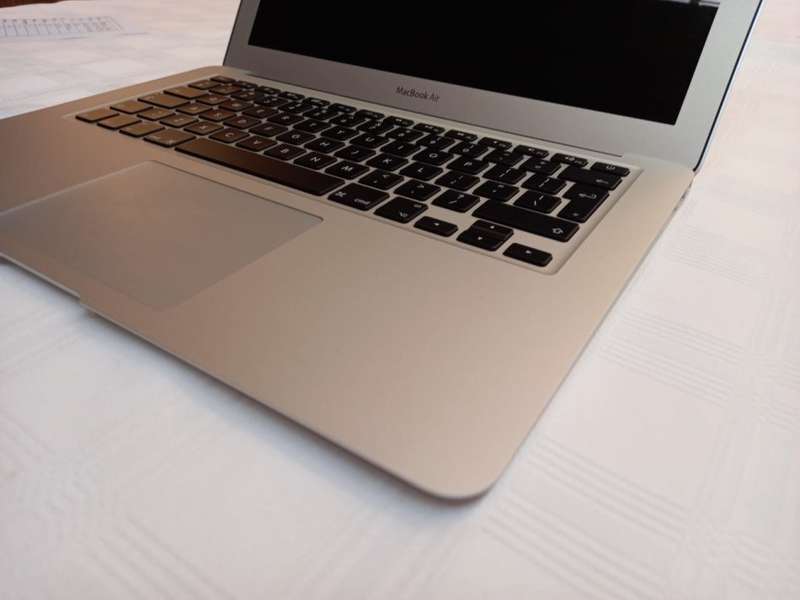 Macbook Air 13.3" 2017 - Excellent Condition - Low Cycle Count - Like new