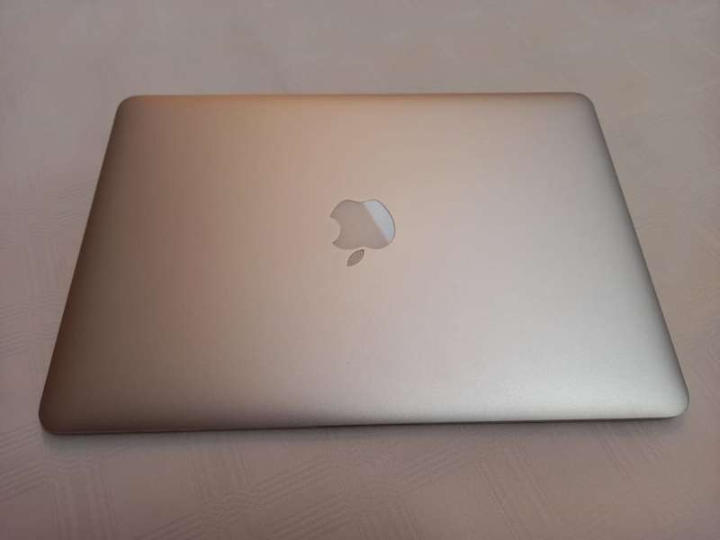 Macbook Air 13.3" 2017 - Excellent Condition - Low Cycle Count - Like new