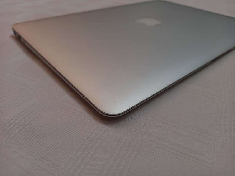 Macbook Air 13.3" 2017 - Excellent Condition - Low Cycle Count - Like new