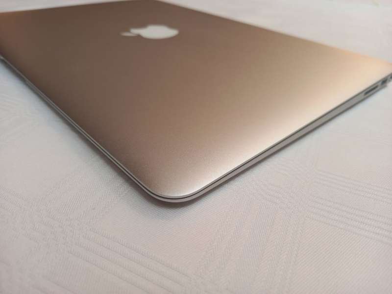 Macbook Air 13.3" 2017 - Excellent Condition - Low Cycle Count - Like new