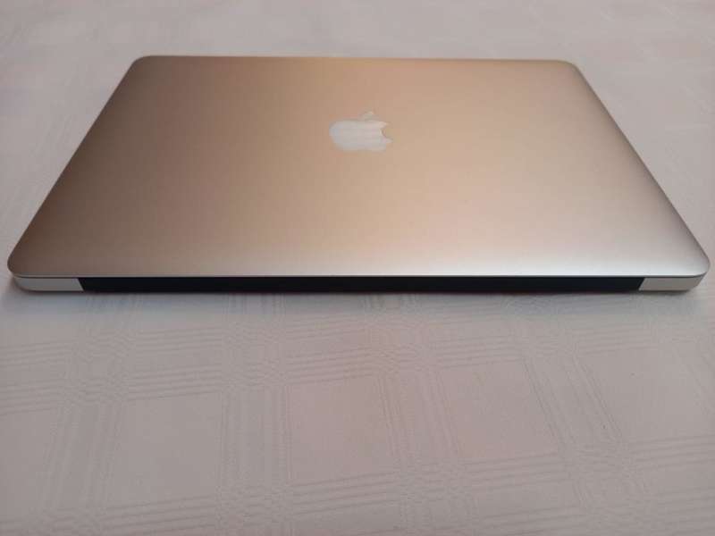 Macbook Air 13.3" 2017 - Excellent Condition - Low Cycle Count - Like new