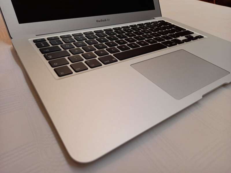 Macbook Air 13.3" 2017 - Excellent Condition - Low Cycle Count - Like new