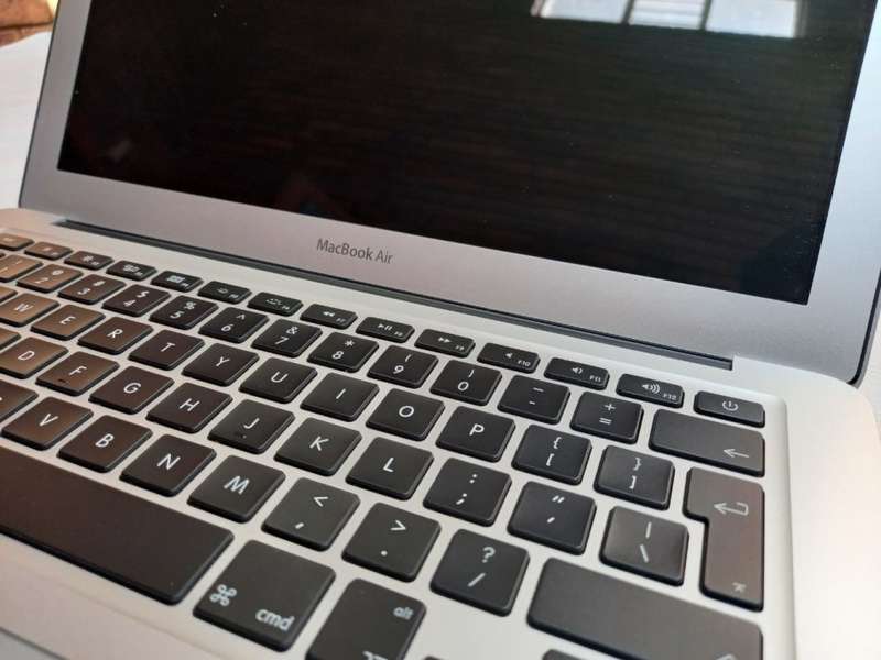 Macbook Air 13.3" 2017 - Excellent Condition - Low Cycle Count - Like new