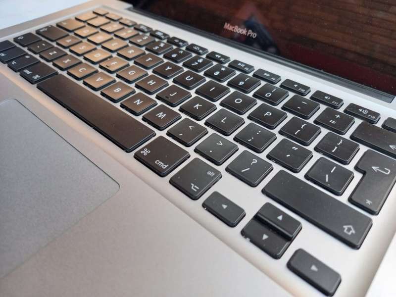 MacBook Pro - Intel Core i5 - 500GB Storage - 13.3" Display -26 cycle counts on battery