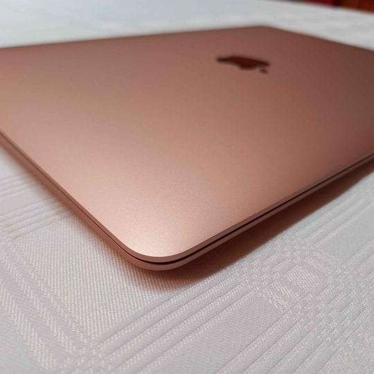 MacBook Air 2018 Rose Gold - MINT Condition - (2 cycle counts on battery)