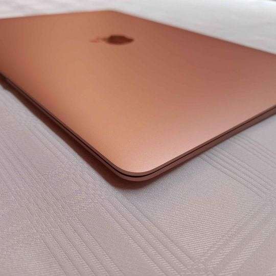 MacBook Air 2018 Rose Gold - MINT Condition - (2 cycle counts on battery)