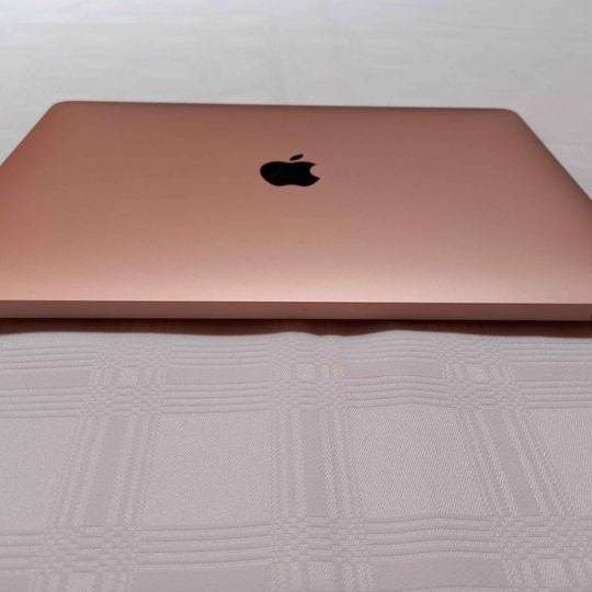MacBook Air 2018 Rose Gold - MINT Condition - (2 cycle counts on battery)