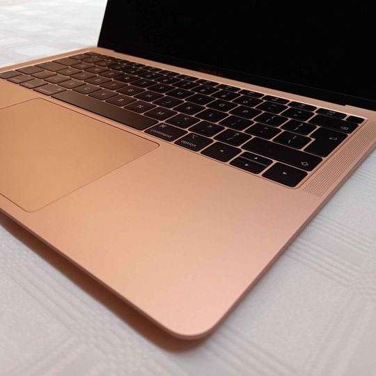 MacBook Air 2018 Rose Gold - MINT Condition - (2 cycle counts on battery)