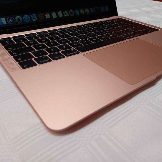 MacBook Air 2018 Rose Gold - MINT Condition - (2 cycle counts on battery)