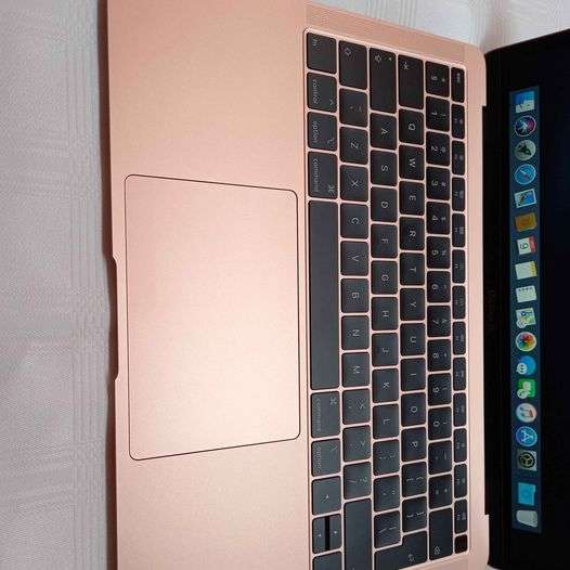 MacBook Air 2018 Rose Gold - MINT Condition - (2 cycle counts on battery)