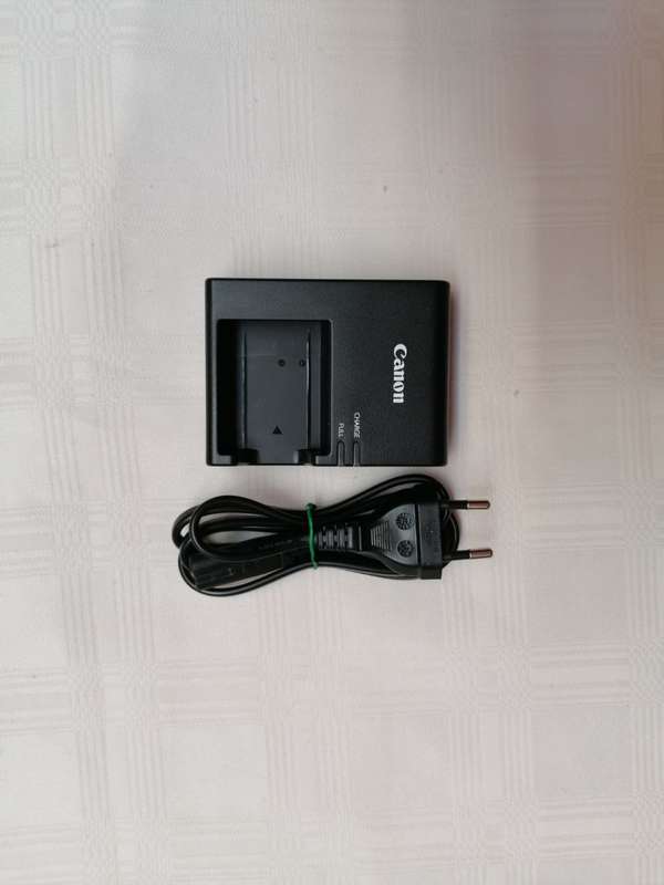 Canon 1300D Bundle - Almost new - only 700 photos taken with camera