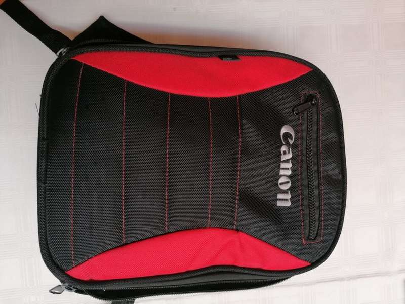 Canon 1300D Bundle - Almost new - only 700 photos taken with camera