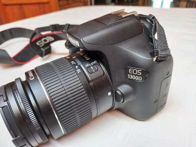 Canon 1300D Bundle - Almost new - only 700 photos taken with camera